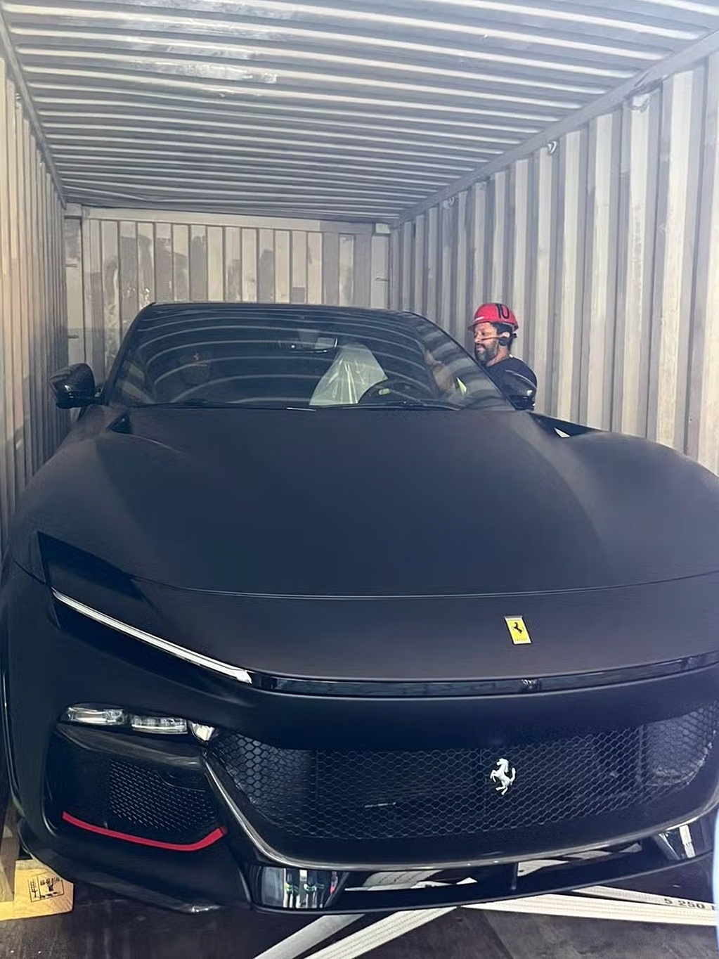 Após adquirir Porsche, Neymar compra SUV Ferrari de R$ 7,7 milhões