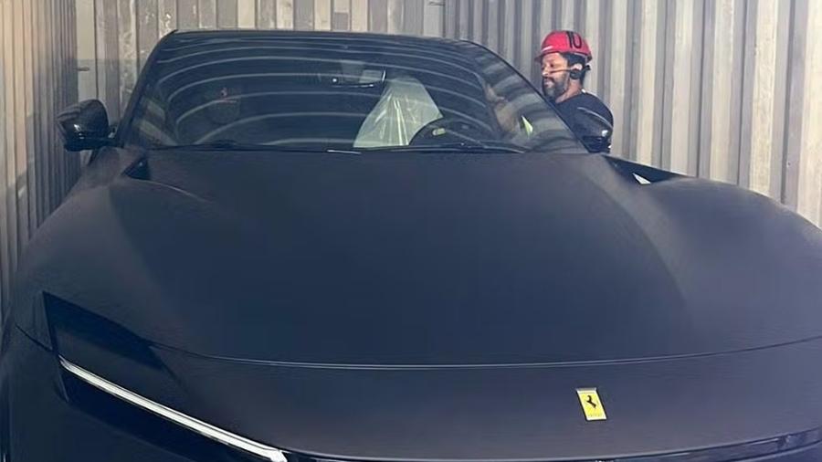 Ferrari Purosangue de Neymar traz pintura preta; SUV aparece ainda dentro de contêiner antes da entrega ao atacante do Santos