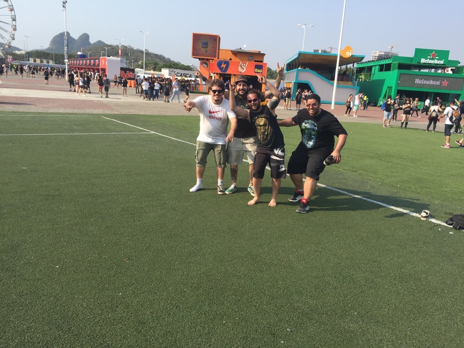 Os amigos Davi Hermsorff, 27, Igor Figueiredo, 20, Gabriel Duarte, 23, e Rafael Tinoco, 29, jogam uma pelada nos gramados da Cidade do Rock, antes dos shows começarem. O grupo usou um tênis como bola, e outros dois para demarcar o gol. - Felipe Cruz/UOL