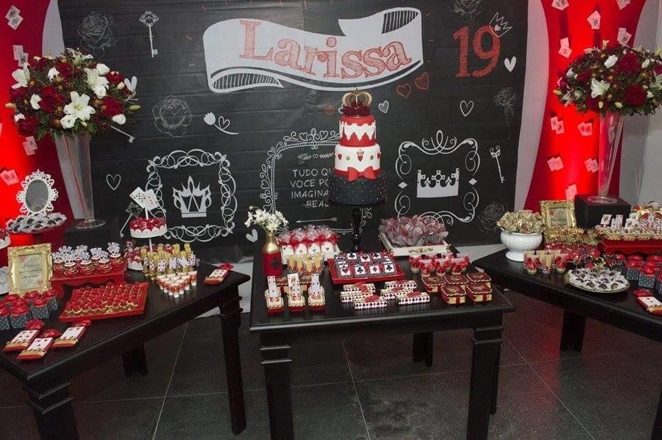 O painel atrás da mesa do bolo foi feito com a técnica "chakalboard" (pôster com frases, dizeres e desenhos feitos no computador imitando risco de giz). A empresa Elefante Laranja (www.elo7.com.br/elefantelaranja) faz a arte --enviada digitalmente-- para ser impressa no tamanho desejado - Divulgação