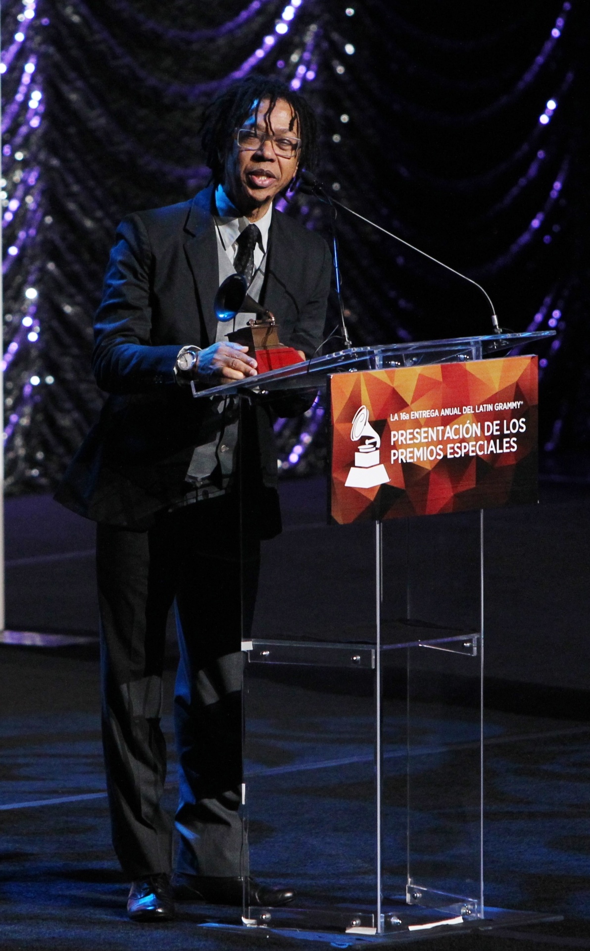 18.nov.2015 - O cantor Djavan foi homenageado com o prêmio Lifetime Achievement Award no Grammy Latino de 2015 - Chris Farina/AFP Photo
