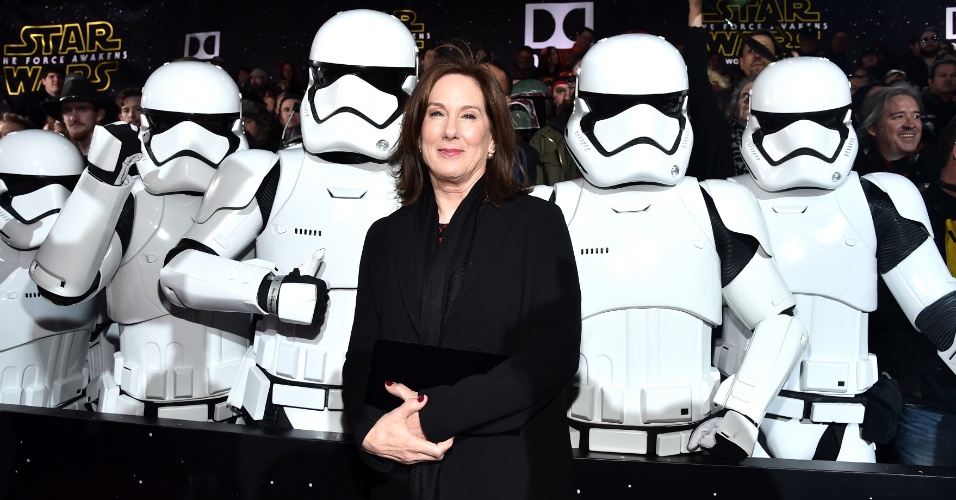14.dez.2015 - A produtora Kathleen Kennedy, presidente da Lucasfilm, posa com stormtroopers na durante a pré-estreia mundial de "Star Wars: O Despertar da Força", em Hollywood