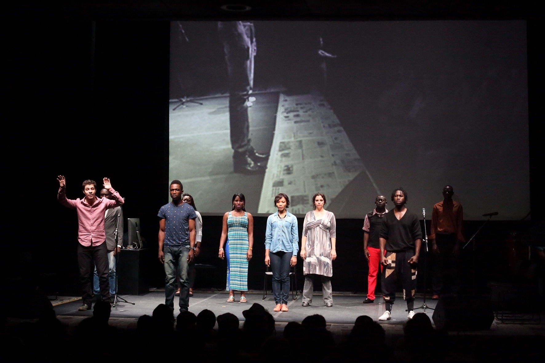 A temática do racismo e do preconceito contra o imigrante está na peça que o Teatro de Narradores, dirigido pelo paulistano José Fernando de Azevedo, estreia no evento: "Cidade Vodu". A montagem investiga como os brasileiros recebem os imigrantes negros haitianos, com estes últimos no palco - Ivson Miranda/Itau Cultural