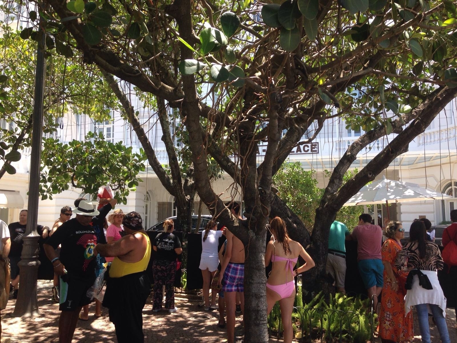 20.fev.2016 - Movimentação na porta do Copacabana Palace, onde a banda Rolling Stones está hospedada, aumenta a partir das 11h. Fãs fazem plantão na porta do hotel na esperança de uma aparição de Mick Jagger, Keith Richars, Ron Wood ou Charlie Watts - Ana Paula Bazolli/UOL