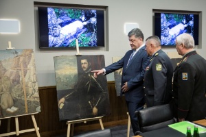 O presidente ucraniano Petro Poroshenko confere as obras de arte recuperadas - Reuters