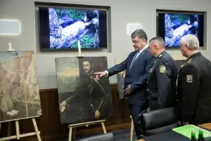 O presidente ucraniano Petro Poroshenko confere as obras de arte recuperadas - Reuters