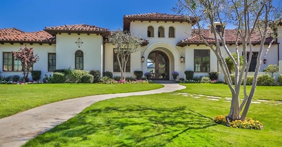 A mansão que Britney Spears colocou à venda por R$ 32 milhões está localizada na Califórnia, EUA. A área construída chega a 800 m² e conta com cinco quartos e sete banheiros