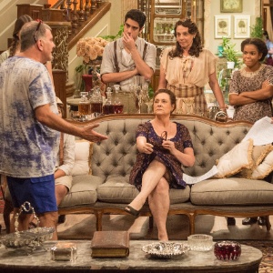 Elenco de "Êta Mundo Bom" conversa com o diretor Jorge Fernando no intervalo de gravações - João Cotta/TV Globo - João Cotta/TV Globo