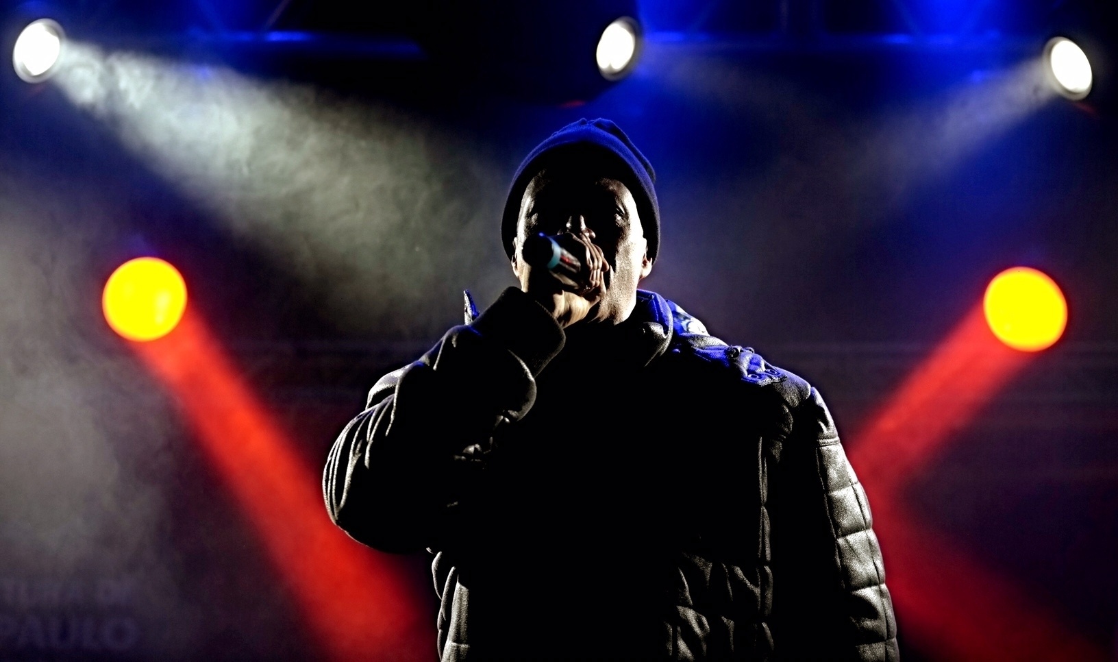 22.mai.2016 - Após uma hora de atraso, Mano Brow sobe ao palco do Centro Cultural Tiradentes - Flavio Florido /UOL