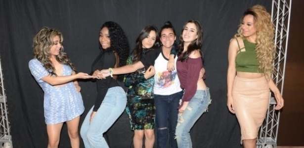 A fã Beatriz conseguiu tirar uma foto com as cantoras do Fifth Harmony - Arquivo pessoal - Arquivo pessoal
