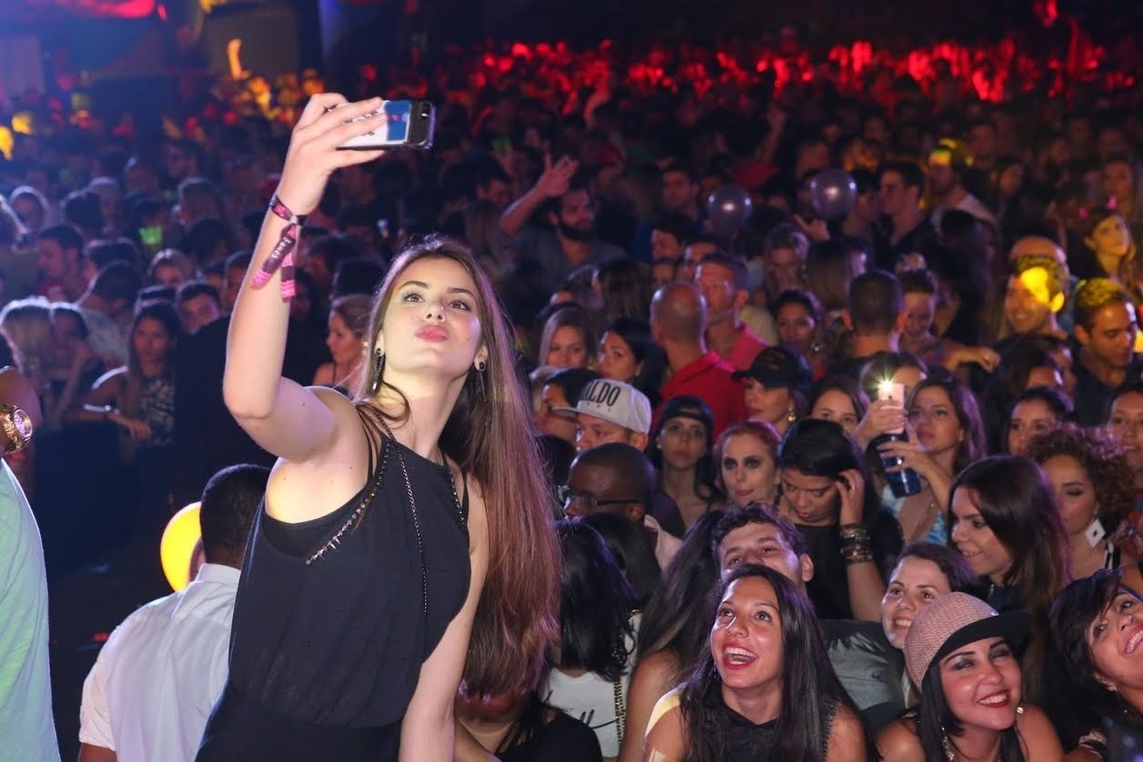 17.jul.2016 - Em meio à multidão, atriz Camila Queiroz faz selfie no Baile da Favorita - Reginaldo Teixeira/CS Eventos Divulgação