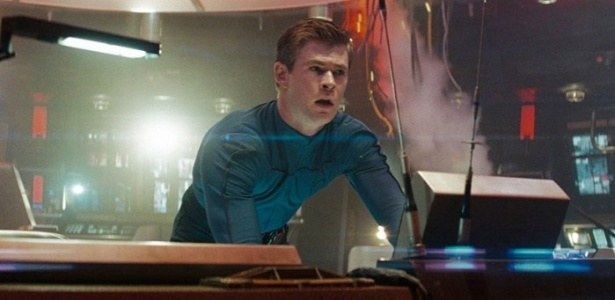 Chris Hemsworth como George Kirk em cena de "Star Trek" (2009) - Reprodução