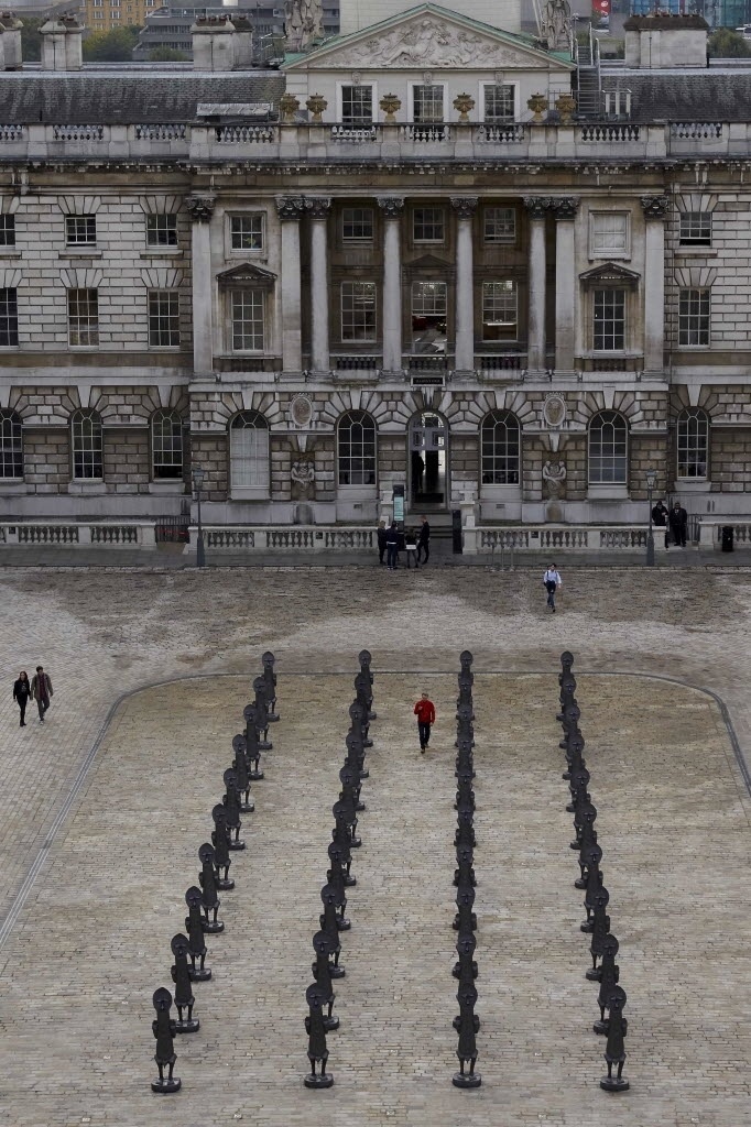 4.out.2016 - Instalação "Negro e Azul: O Homem Invisível e a Máscara da Negritude", do artista Zak Ove, no pátio de um antigo palácio real de Londres - AFP