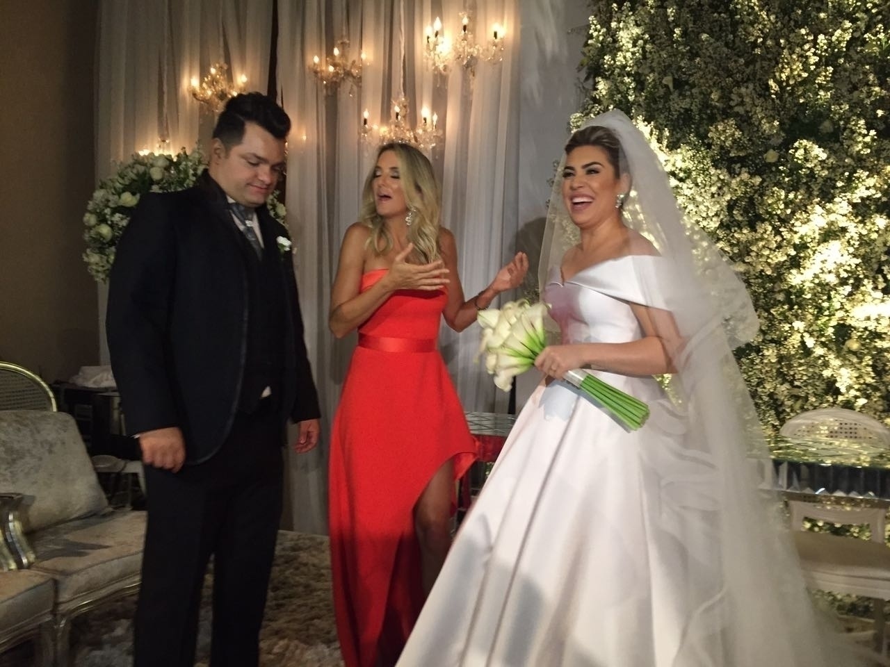 18.out.2016 - Ticiane Pinheiro ao lado de Rafael Cabral e Naiara Azevedo. O casamento aconteceu em Goiânia, nesta terça-feira,  para 350 pessoas - Divulgação