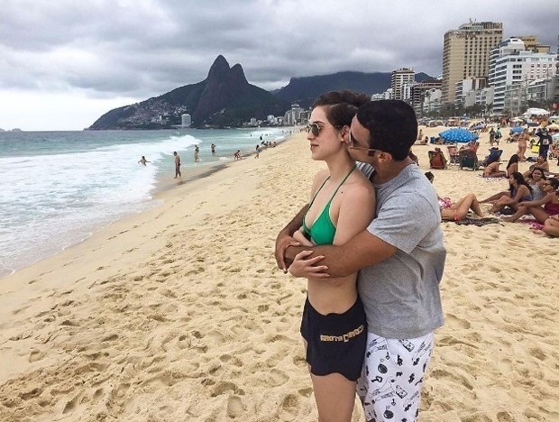 24.out.2016 - Sérgio Malheiros e Sophia Abrahão vão completar dois anos de namoro em novembro e estão próximos de colocar um ponto final na ponte área que vive o casal, já que atriz ainda mora em São Paulo. Nesta segunda-feira (24), o ator compartilhou uma foto do casal em um dos pontos turísticos do Rio: a praia do Leblon. ?Consegui transformar em carioca?, comemorou ele na legenda sobre a namorada ter ficado mais em terras cariocas nos últimos tempos e já desejado morar de vez na cidade - Reprodução/Instagram/@sergio_malheiros