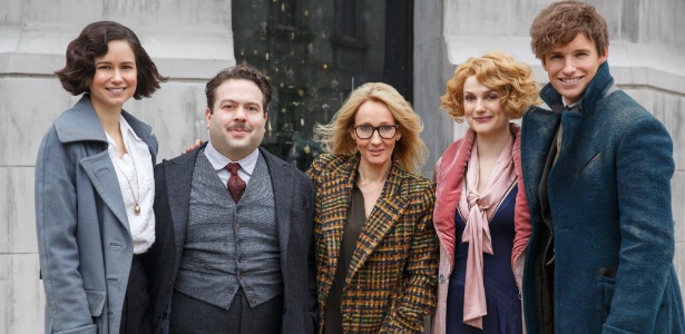 A escritora J.K. Rowling (centro) com o elenco de "Animais Fantásticos e onde Habitam", que chegou aos cinemas no fim de semana - Divulgação/Warner Bros.