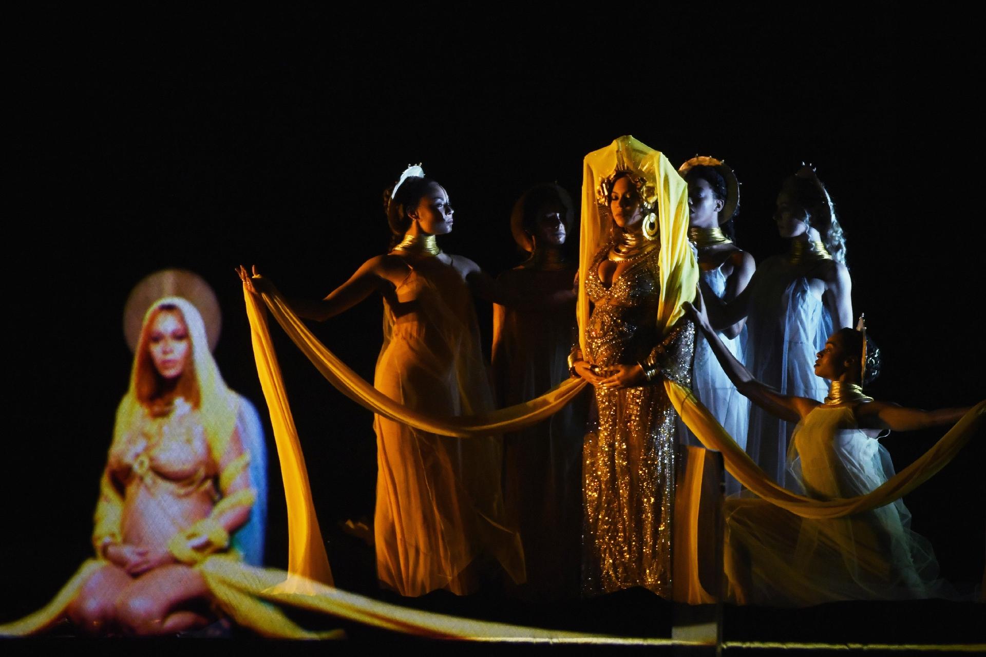 Beyoncé se apresenta no palco do Grammy Awards 2017, no Staples Center, em Los Angeles - Getty Images