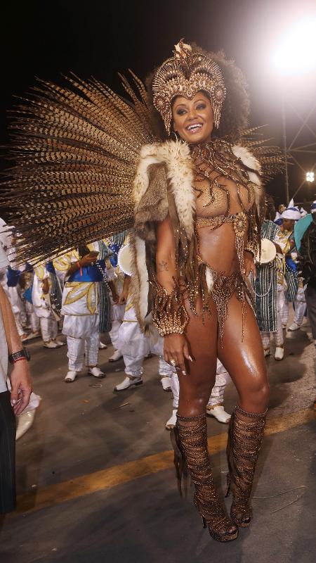A rainha de bateria da Vai-Vai, Camila Silva, na concentração do desfile de 2017, em homenagem a Mãe Menininha do Gantois - Iwi Onodera/UOL