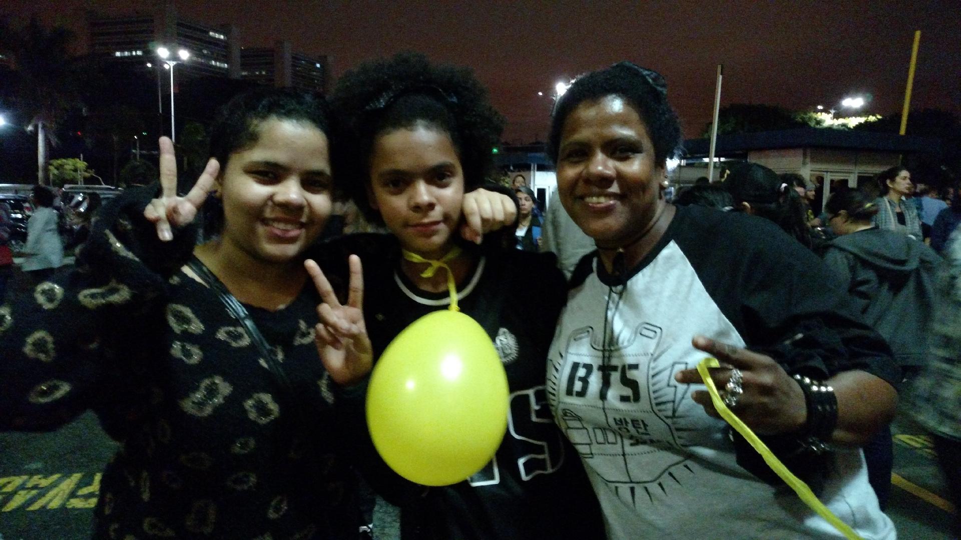 Camila Pacheco, 20, Maria Eduarda Pacheco, 13 e Sílvia Pacheco, 44. Influenciada pela sobrinha e pelas filhas, Sílvia também é fã de k-pop e se organizou para cuidar de um grupo de cerca de 50 pessoas que acampou cerca de 5 meses na porta do Citibank Hall para o show do BTS - Renata Nogueira/UOL