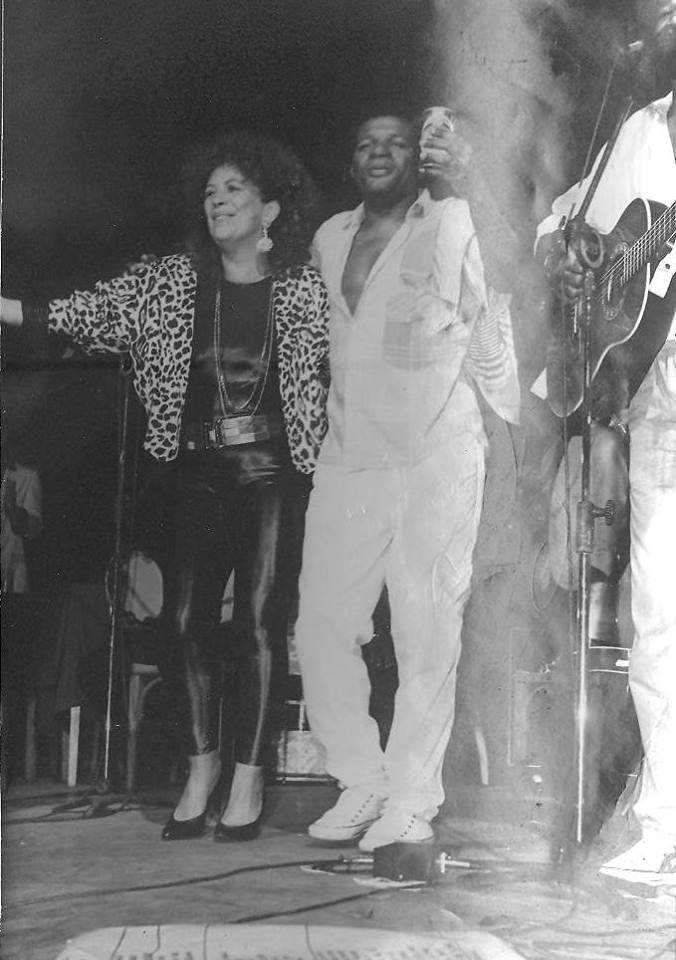 Em show com Beth Carvalho, que popularizou o samba de Guineto, "Coisinha do Pai" - Arquivo Pessoal