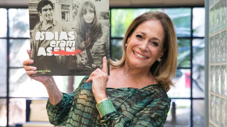Susana Vieira exibe exemplar da edição limitada da trilha sonora de "Os Dias Eram Assim", lançada em LP - Rafael Campos/Divulgação/TV Globo - Rafael Campos/Divulgação/TV Globo