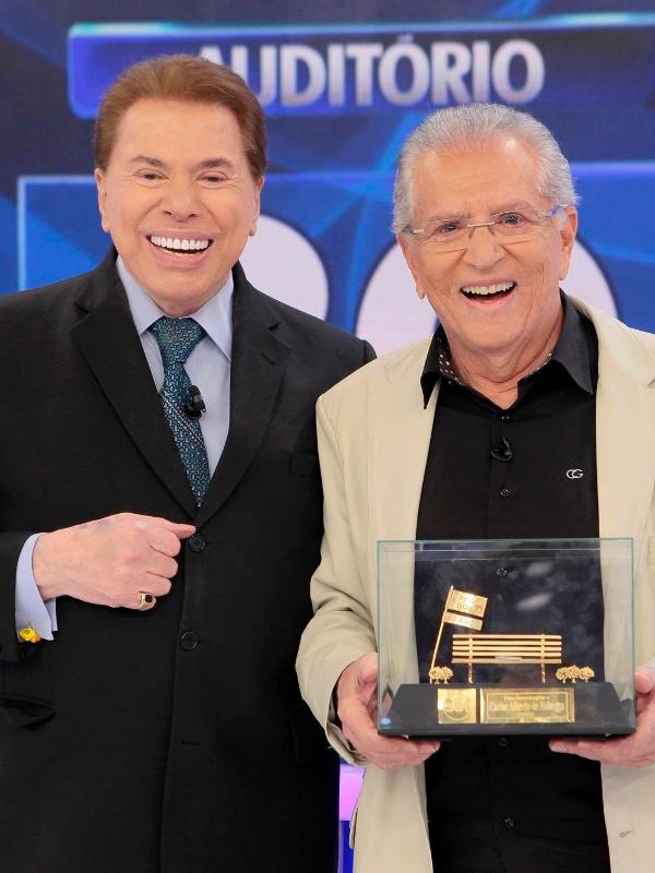 Silvio Santos entrega troféu a Carlos Alberto de Nóbrega pelos 30 anos de "A Praça É Nossa"