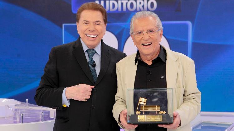 Silvio Santos entrega troféu a Carlos Alberto de Nóbrega pelos 30 anos de "A Praça É Nossa"