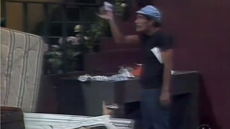 Seu Madruga paga o aluguel ao Sr. Barriga em "Chaves" - Reprodução/SBT - Reprodução/SBT