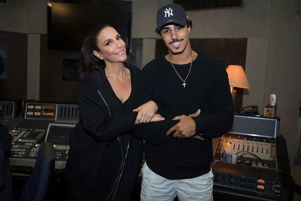 Ivete Sangalo e MC Livinho no estúdio no dia da gravação  de "Cheguei Pra te Amar" - Raffa Mattei