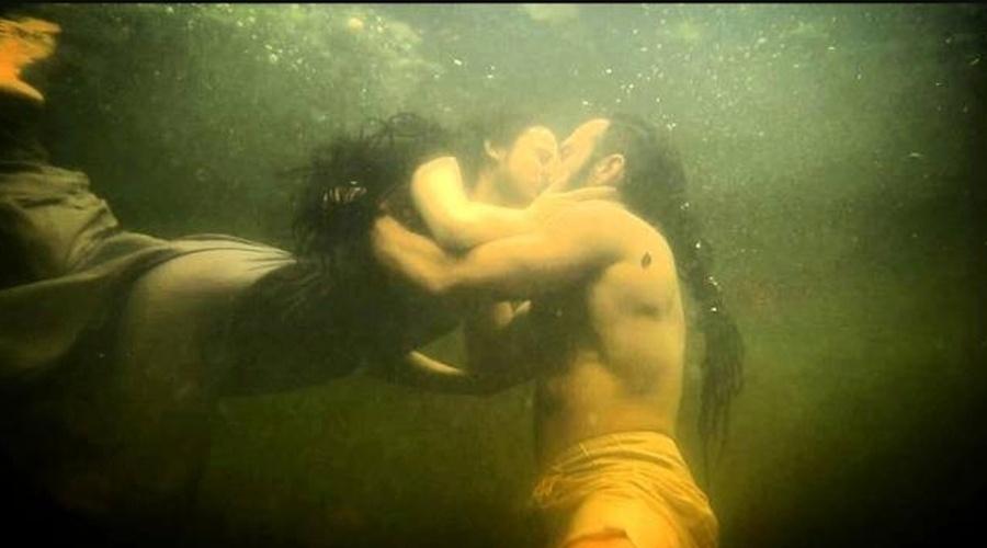 Catarina e Constantino protagonizam beijão dentro da água para a novela "Deus Salve o Rei", que estreia em janeiro no horário das sete - Reprodução/Instagram