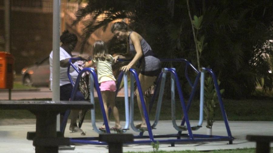 Grazi brinca com a filha em parque no Rio de Janeiro - AgNews