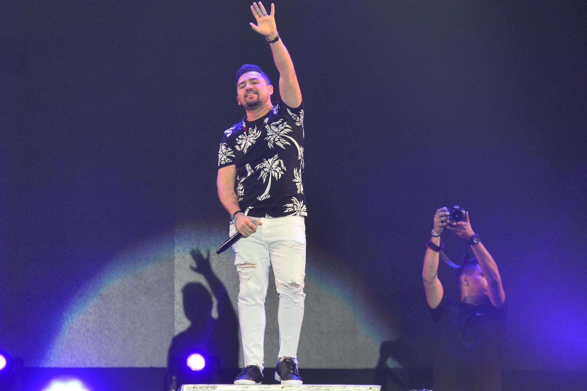 28.dez.2017 - Aviões do Forró se apresenta na primeira noite de shows do Festival Virada em Salvador - André Muzell/Brazil News