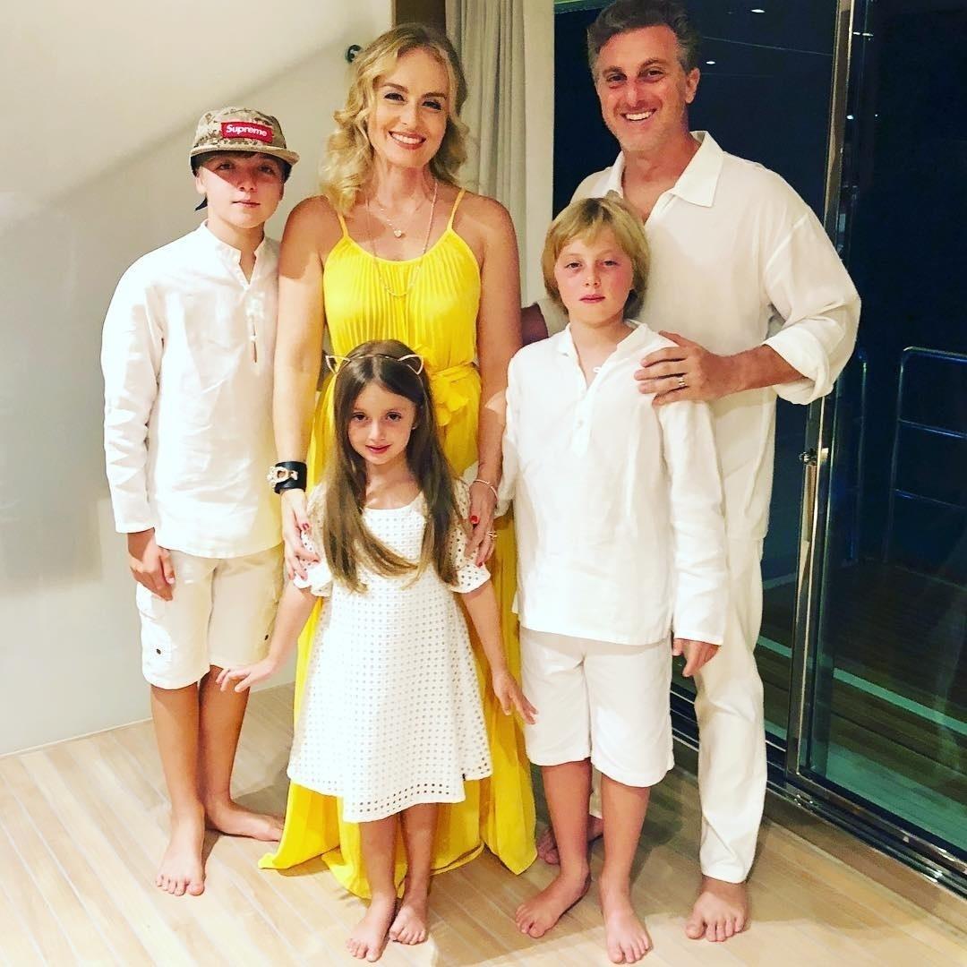 Família completa: Angélica e Luciano Huck festejaram 2018 com os filhos Joaquim, Benício e Eva em Ilha Grande, no Rio de Janeiro - Reprodução/Instagram