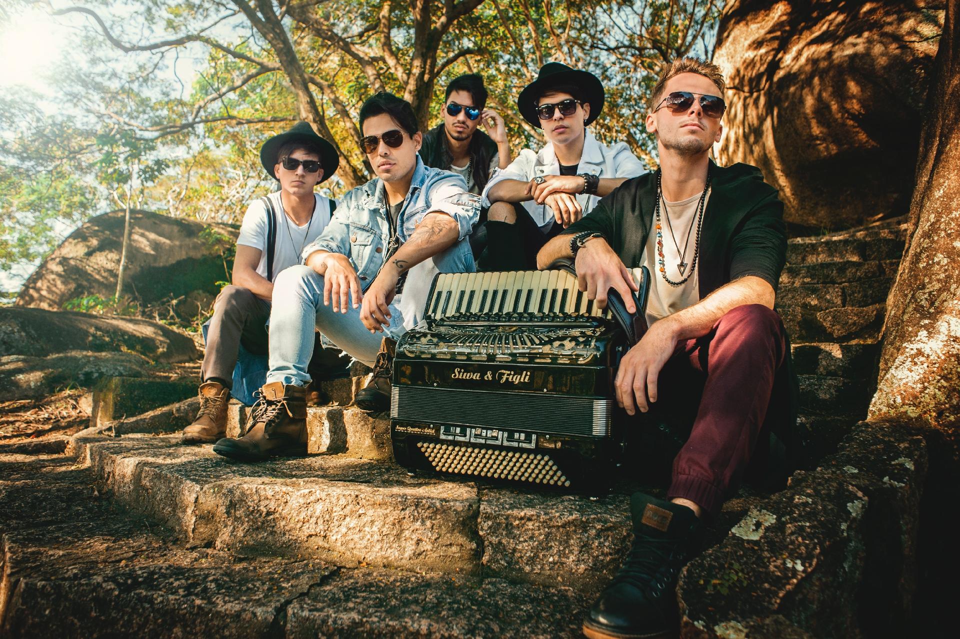 Os integrantes da banda Muranno: Diego Torres (voz), Tiago Kosta (guitarra e voz), Tom Solano (baterista), Viny Cavalcante (baixo e voz) e Lucas Moraes (sanfoneiro) - Divulgação