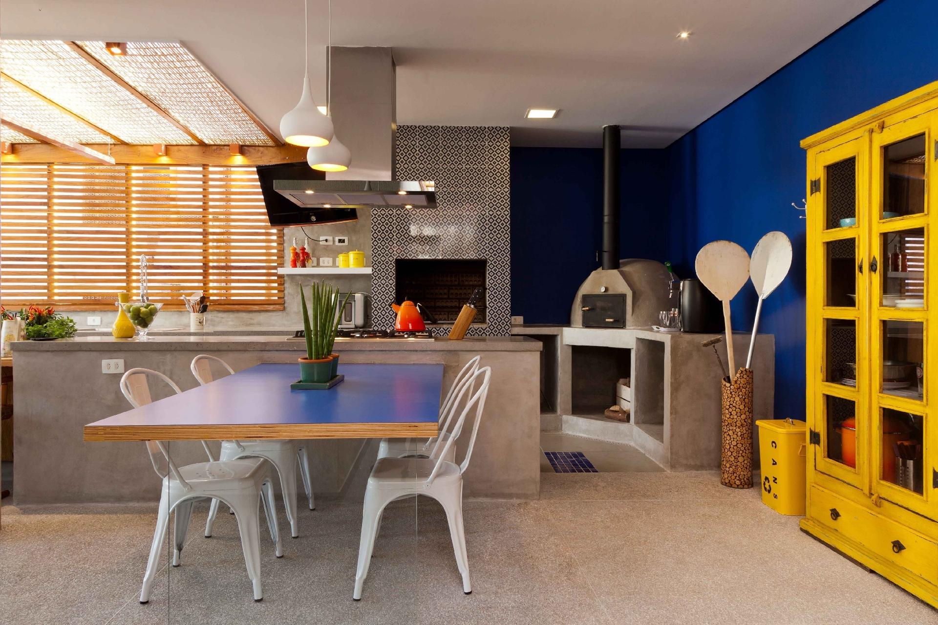 Para criar fornos, churrasqueiras e fogão à lenha é preciso usar um tipo de concreto especial, o refratário, que suporta calor intenso sem trincar - Luís Simione/Divulgação/Projeto: Ana Yoshida