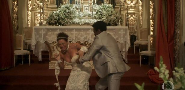 Roberval (Fabricio Boliveira) agride Cacau (Fabiula Nascimento) no altar - Reprodução/Globo - Reprodução/Globo