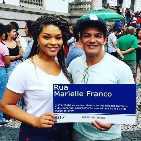 A atriz Juliana Alves presta homenagem à Marielle Franco no Rio de Janeiro - Reprodução/Instagram