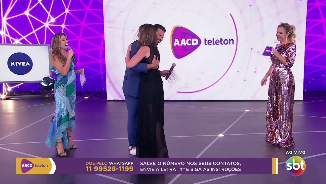 Patricia Abravanel "empurra" Henri Castelli para a irmã, Rebeca Abravanel - Reprodução/SBT