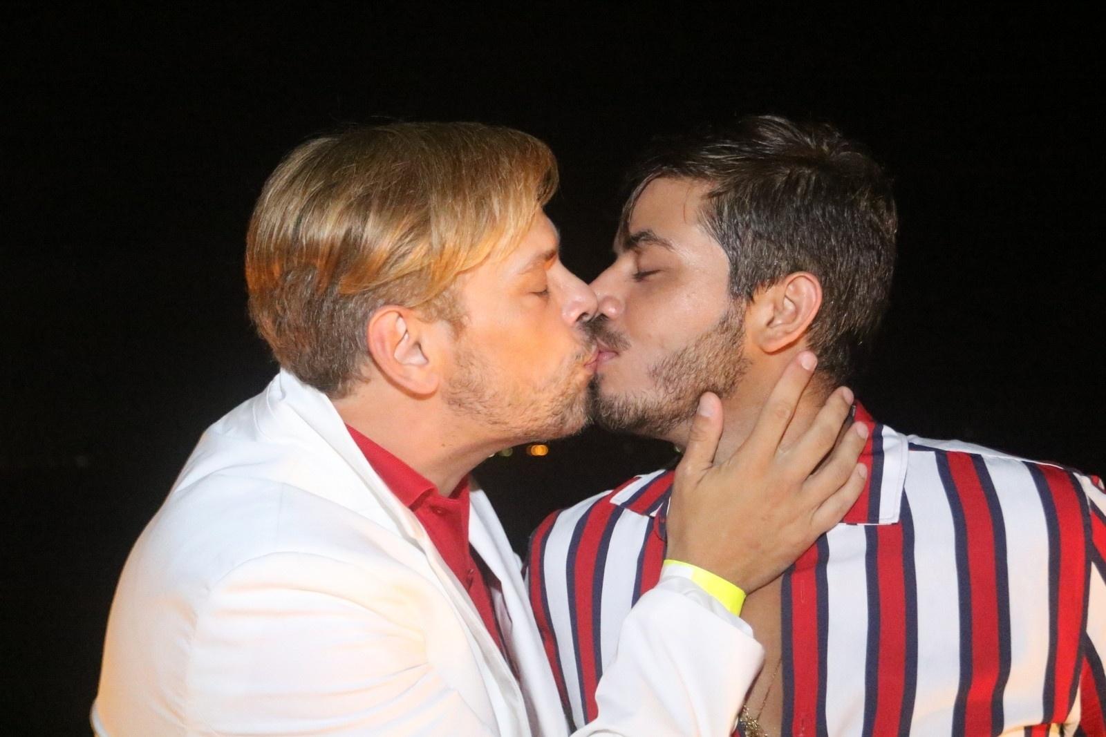 O empresário Bruno Chateaubriand escolheu o início de dezembro para anunciar seu noivado com Diogo Bocca e o casal parece que resolveu estender as comemorações românticas até o Réveillon. Apaixonados, eles trocaram beijos na varanda de um clube na Barra da Tijuca, no Rio - Divulgação/Reginaldo Teixeira