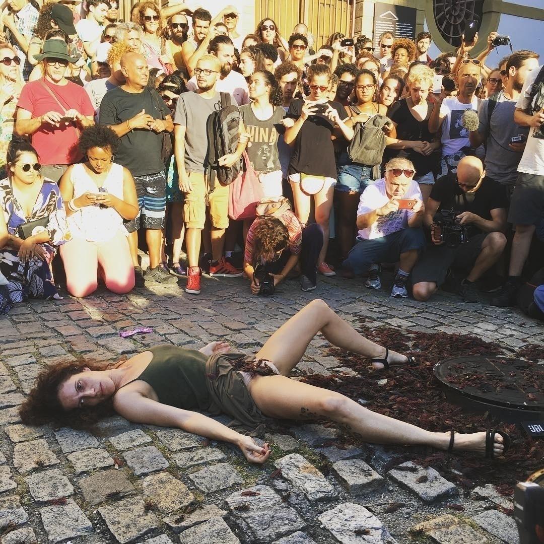 A atriz Juliana Warner ficou deitada no chão durante aproximadamente 30 minutos e foi bastante aplaudida pelos manifestantes - Julio Cesar Guimaraes/UOL