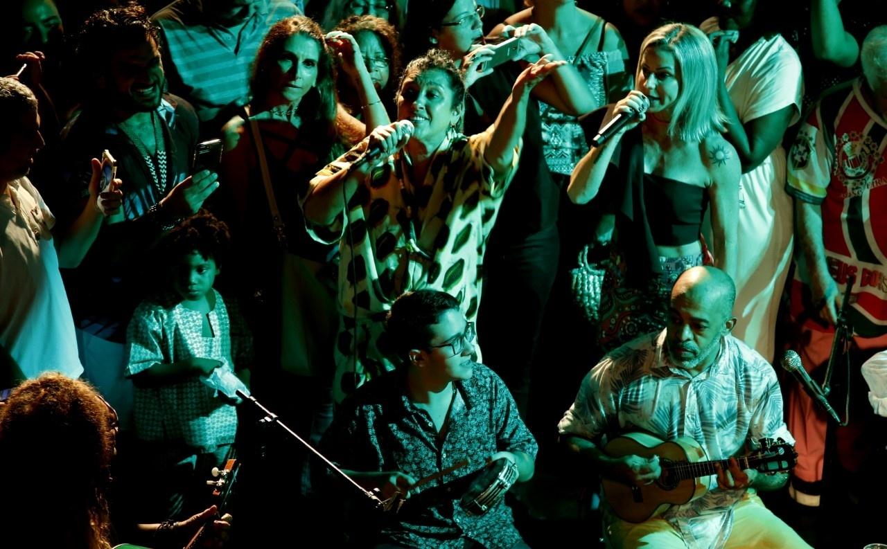 A atriz Regina Casé na roda de samba - Júlio César Guimarães/UOL