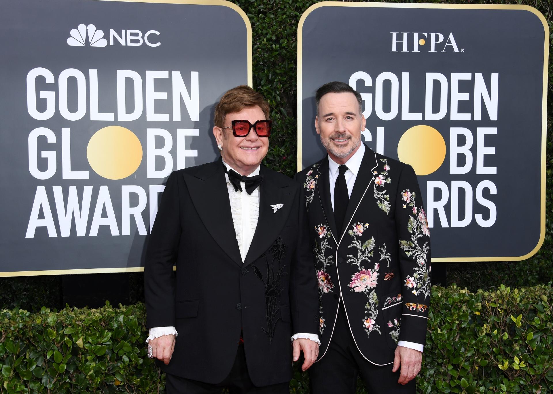 O cantor Elton John (à esq.) e David Furnish - Jon Kopaloff/Getty Images