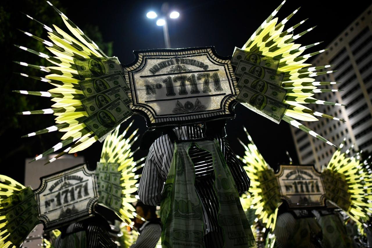 São Clemente se prepara para abrir a segunda noite de desfiles na Sapucaí - Lucas Landau/UOL