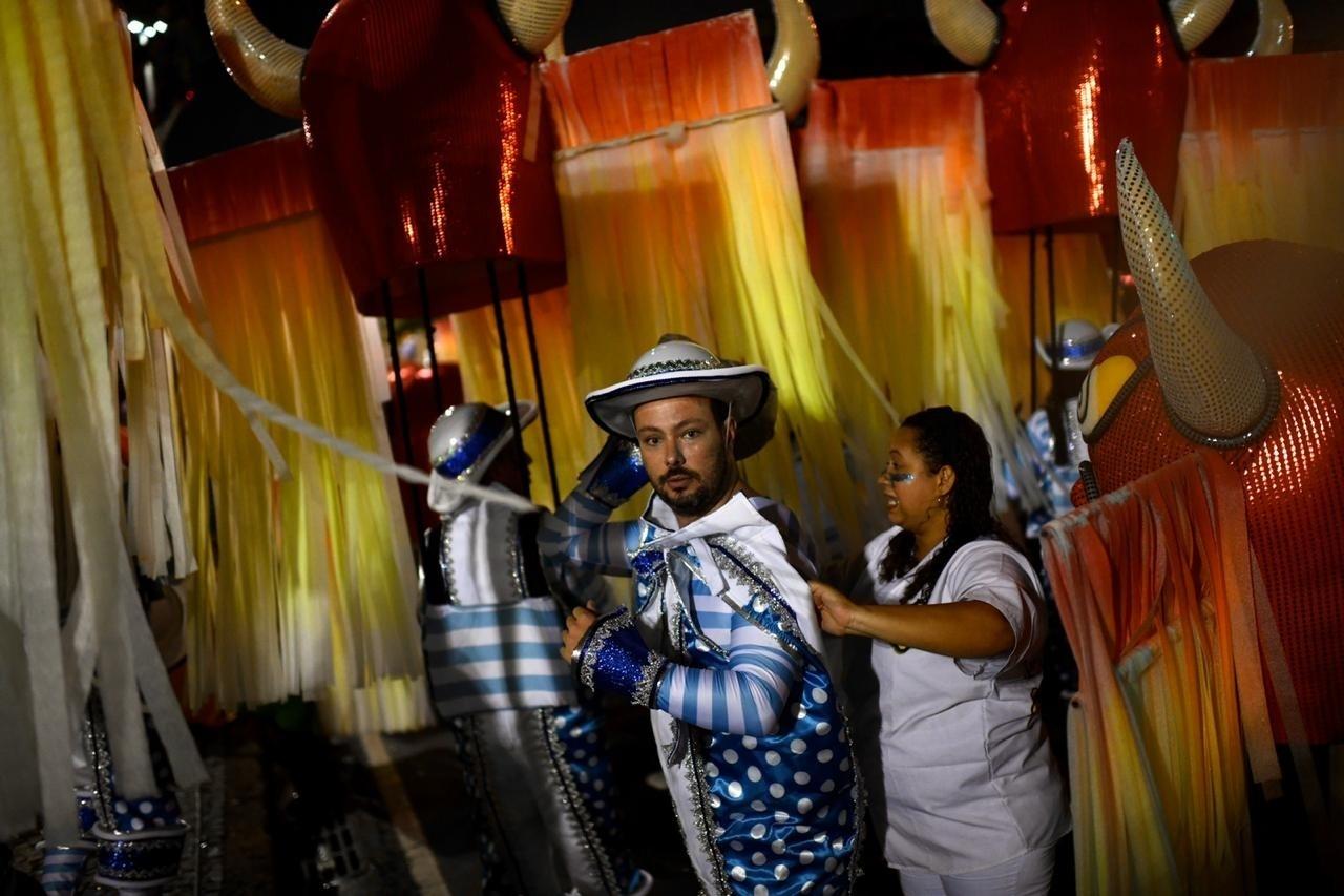 São Clemente se prepara para abrir a segunda noite de desfiles na Sapucaí - Lucas Landau/UOL
