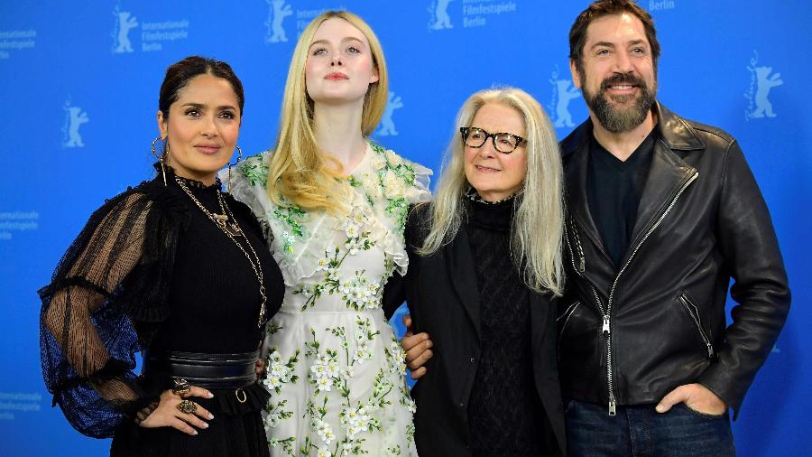 Salma Hayek, Elle Fanning, a diretora Sally Potter e ator Javier Bardem na exibição do filme The Roads Not Taken, no Festival de Berlim  - Tobias Schwarz/AFP