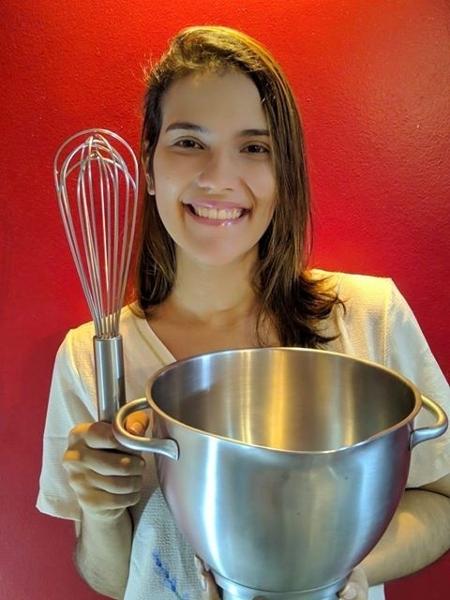 Beatriz Matias estuda ciência do consumo na Universidade Federal Rural de PE; ação nascida em aula a ajuda com seu negócio de bolos na pandemia - Divulgação