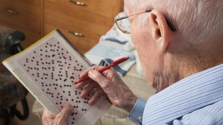 Idoso jogando palavra cruzada - iStock - iStock