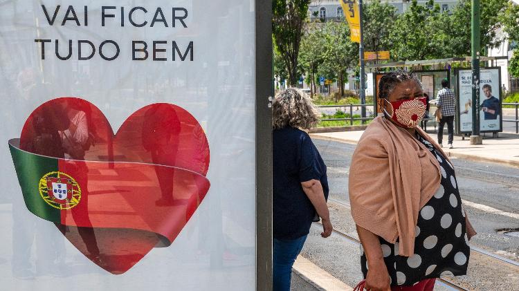 A frase "Vai ficar tudo bem" migrou dos desenhos nas janelas para lema da luta contra o novo coronavírus - Getty Images