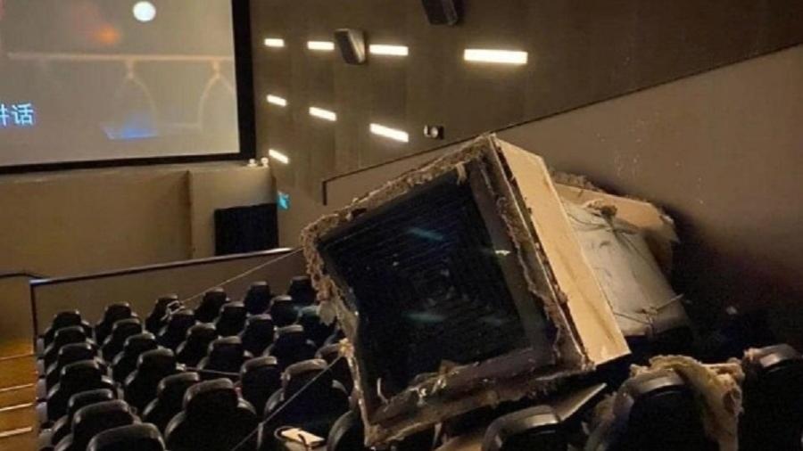 Duto de ventição desaba em cinema em Singapura e fere duas pessoas  - Reprodução/Facebook