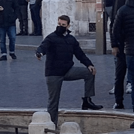Tom Cruise usa máscara nas gravações de "Missão: Impossível 7", em Roma - Reprodução/Twitter